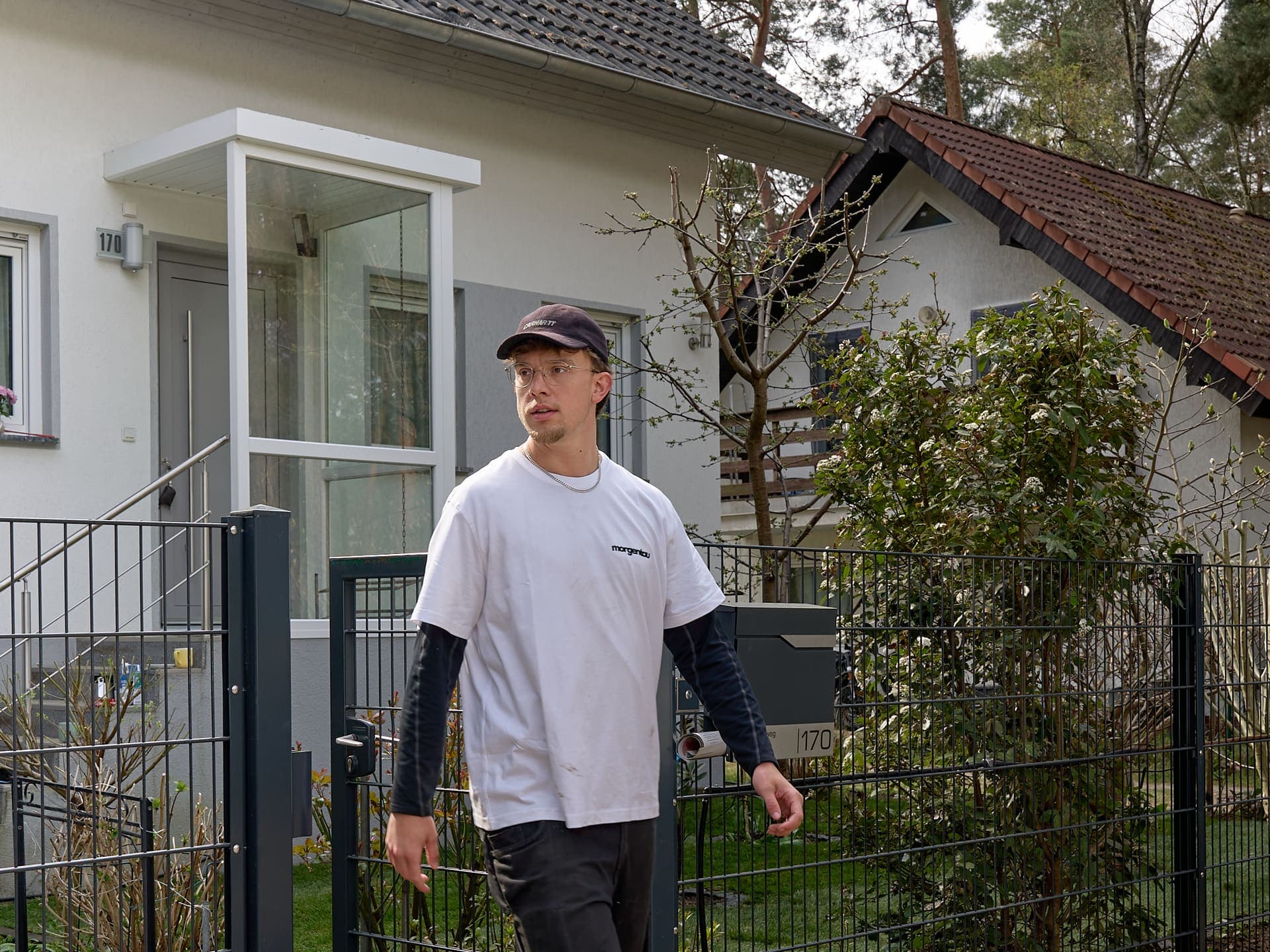 Morgentau-Gärtner vor einem gepflegten Kundengarten