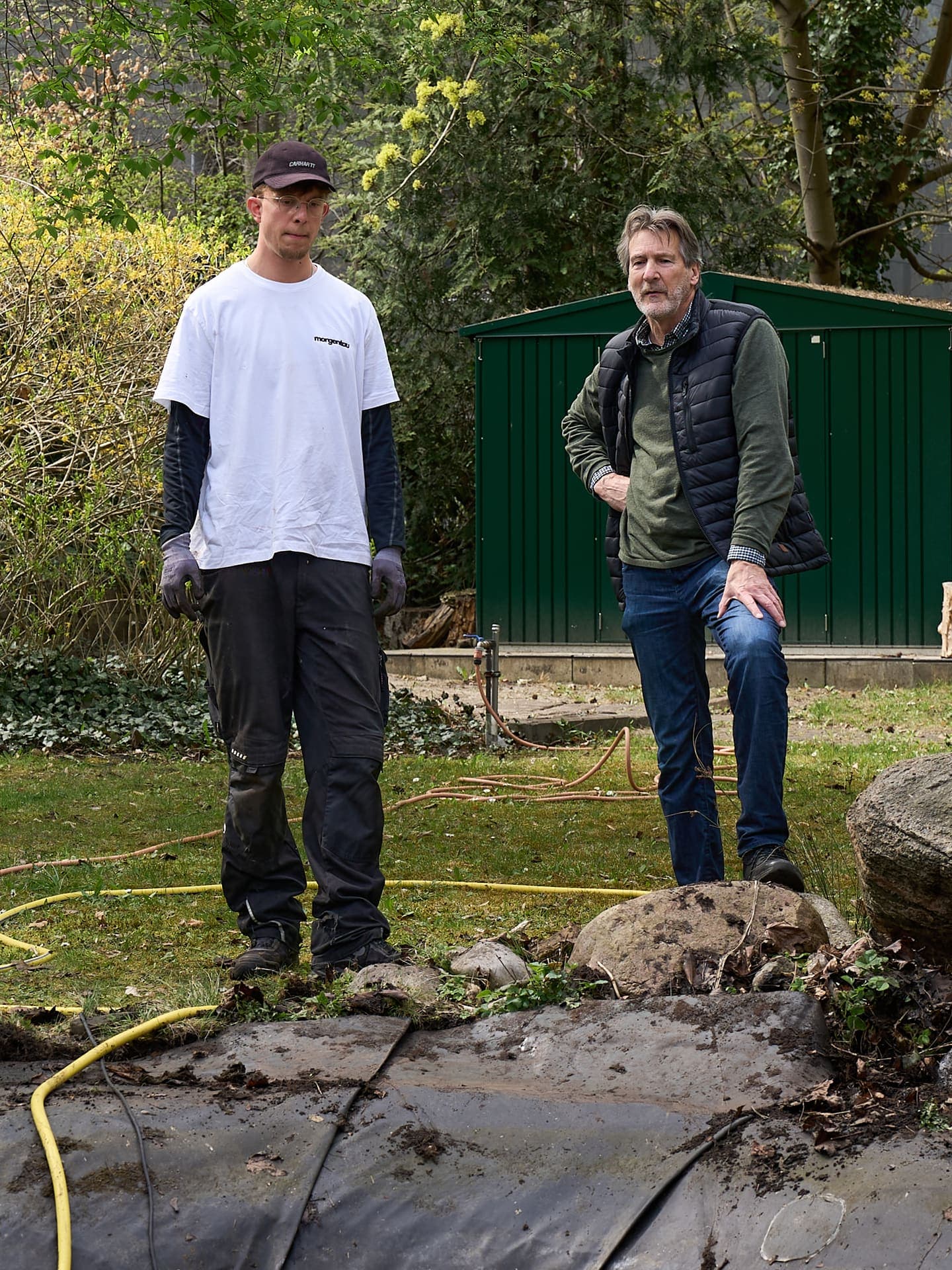 Morgentau-Team bei der Anlage eines Gartenteichs